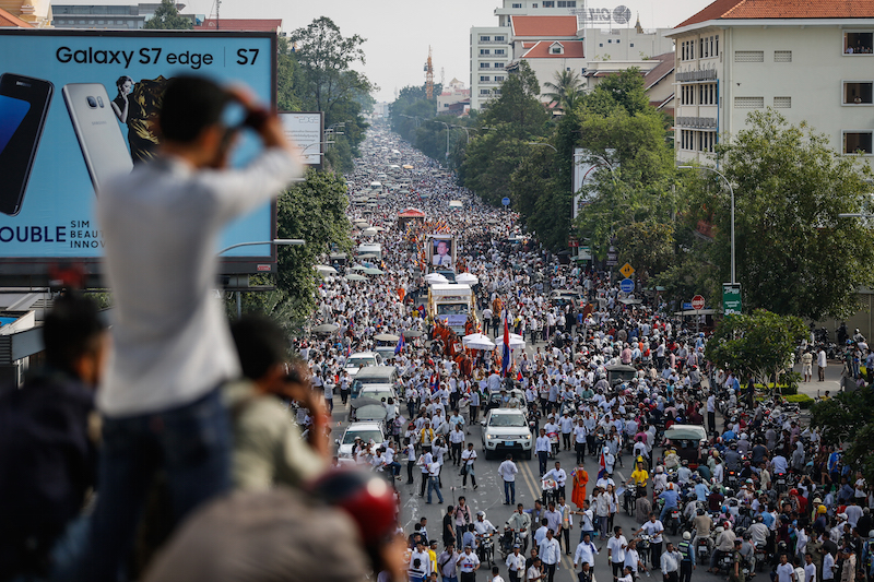   Thousands of mourners escort the body of slain political analyst Kem Ley through Phnom Penh on Sunday on their way to his hometown in Takeo province. (Siv Channa/The Cambodia Daily)  
