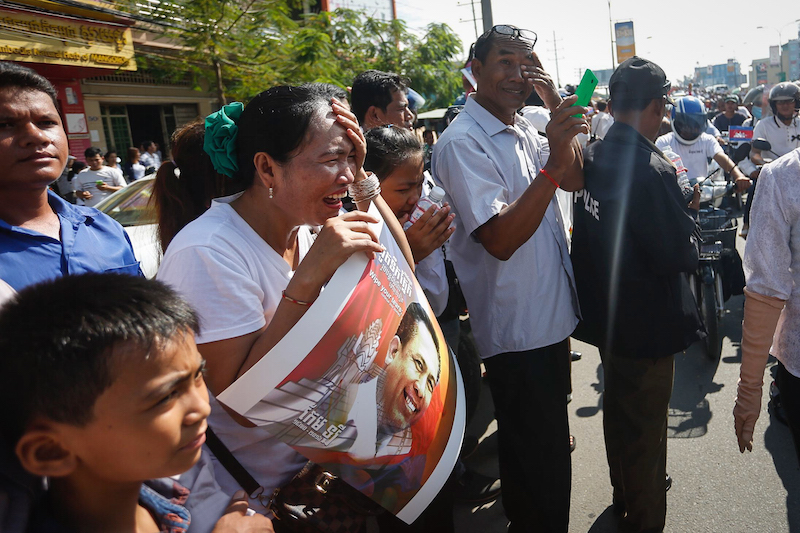   Mourners cry as Kem Ley’s body is moved from Phnom Penh to his hometown in Takeo province on Sunday. (Siv Channa/The Cambodia Daily)  