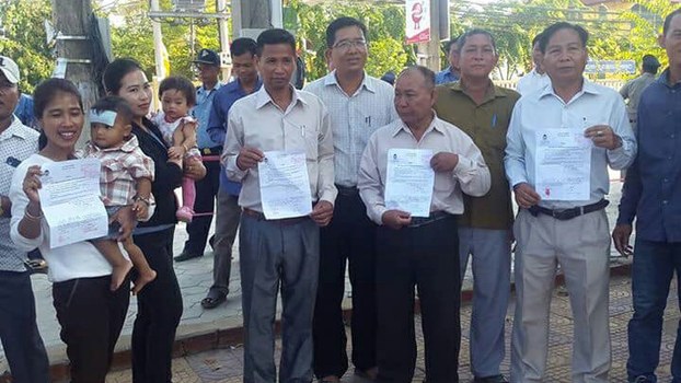  Four former opposition activists display their summonses outside of the Battambang Provincial Court, May 21, 2019. 