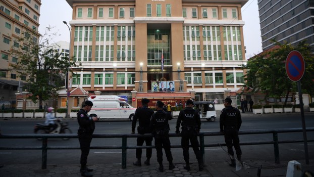 Police officers stand guard in front of the Phnom Penh Municipal Court in Phnom Penh, Jan. 15, 2020.